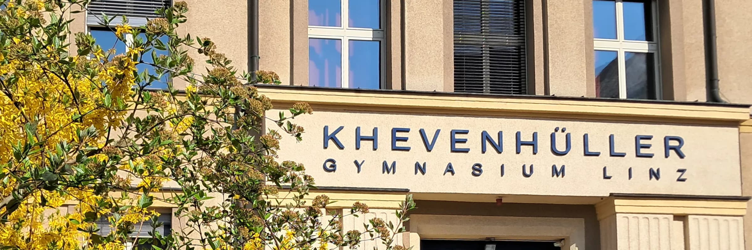 Eingang des Khevenhüller Gymnasiums